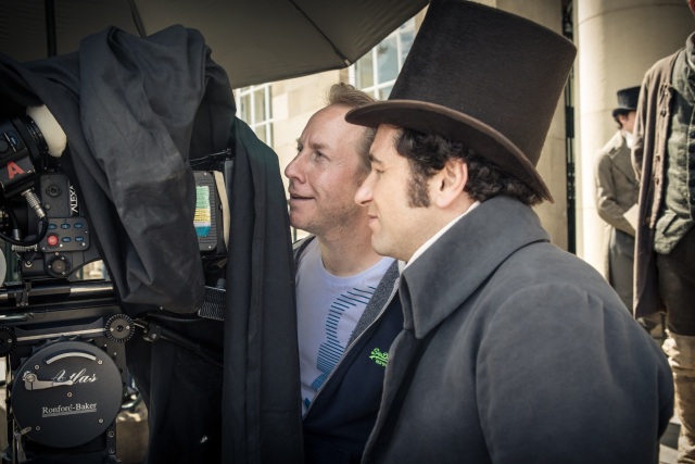Benedict Cumberbatch (vlevo) jako Sherlock Holmes a Steve Lawes (vpravo). Foto Robert Viglasky. Publikováno se souhlasem autora v souladu s oprávněním v původním rozhovoru.